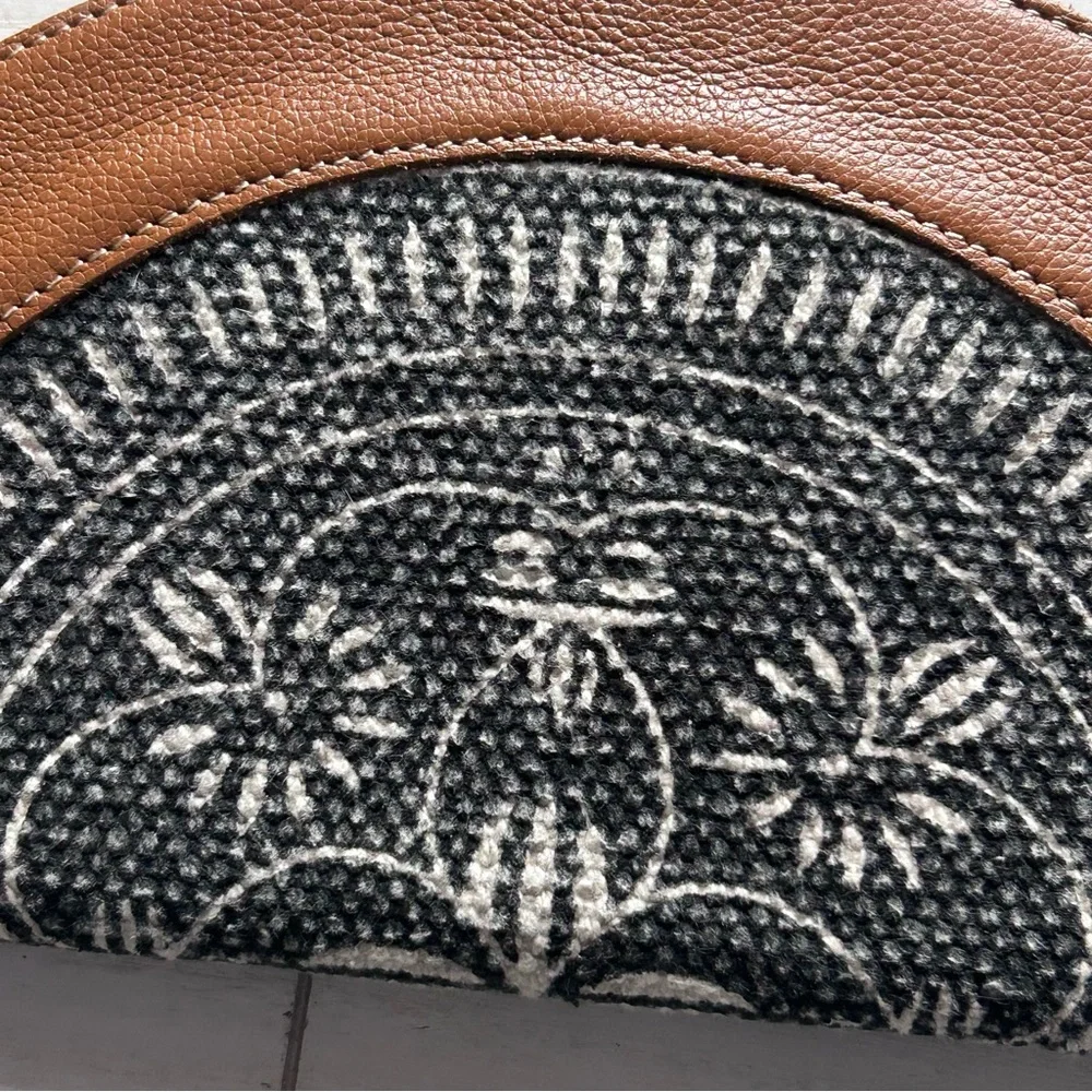 NWT Myra Laughter Wallet Semi Circular Leather‎